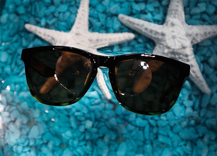 DIEZ SITUACIONES EN LAS QUE TE SERÍA MUY ÚTIL TENER UNAS GAFAS DE SOL QUE FLOTAN
