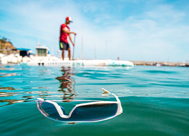 ¿POR QUÉ LAS GAFAS DE SOL SE HUNDEN EN EL AGUA MIENTRAS QUE LAS AWA SUNGLASSES PERMANECEN EN LA SUPERFICIE?