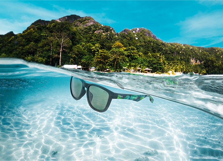 GAFAS DE SOL QUE FLOTAN, ¿POR QUÉ PERMANECEN EN LA SUPERFICIE DEL AGUA Y NO SE HUNDEN?